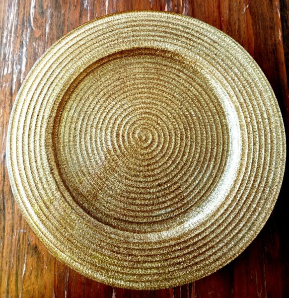 Hermosa decoración boho + platos de vidrio dorados