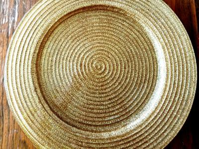 Hermosa decoración boho + platos de vidrio dorados