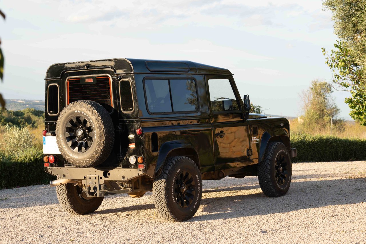 Precioso Land Rover Defender TD5 con A/A - Matriculación española