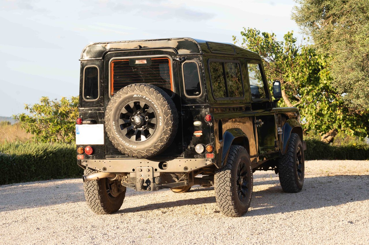 Precioso Land Rover Defender TD5 con A/A - Matriculación española