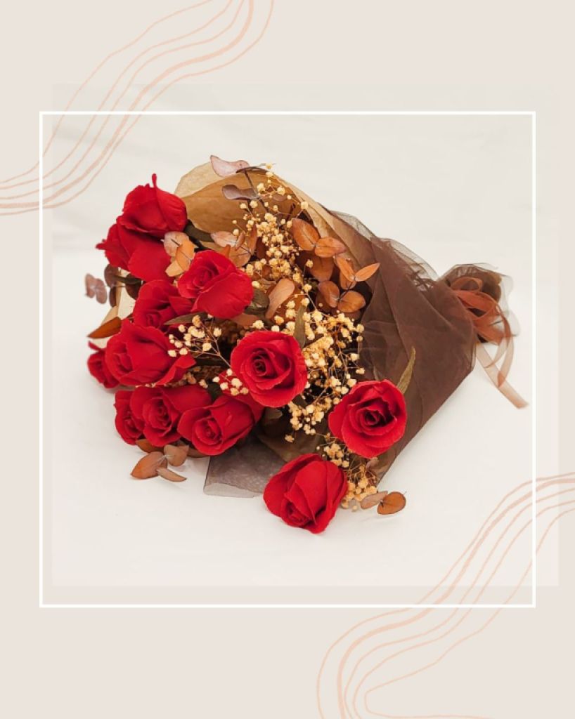 Wunderschöner Strauß aus 12 Papierrosen in Bordeaux