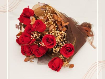 Wunderschöner Strauß aus 12 Papierrosen in Bordeaux