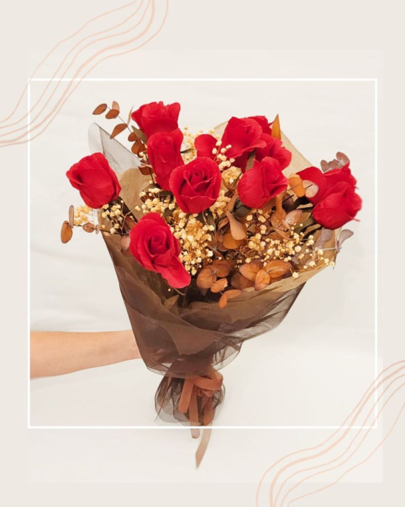 Wunderschöner Strauß aus 12 Papierrosen in Bordeaux