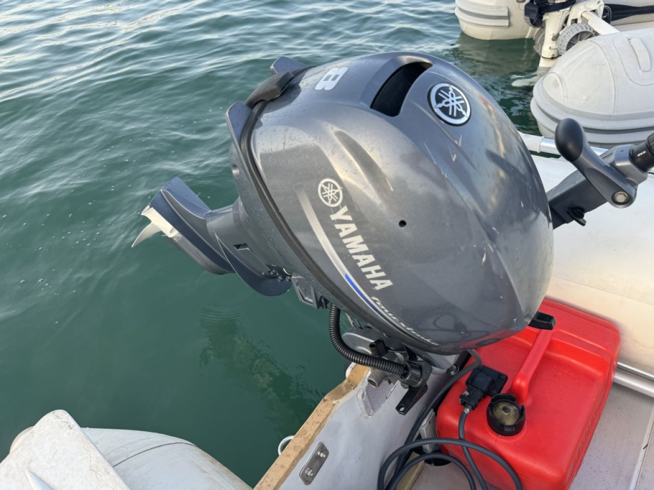 Motor fueraborda Yamaha de 8 CV YAMAHA como 4 tiempos 2016 En perfecto estado con recogida de depósi