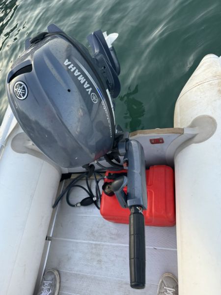 Motor fueraborda Yamaha de 8 CV YAMAHA como 4 tiempos 2016 En perfecto estado con recogida de depósi
