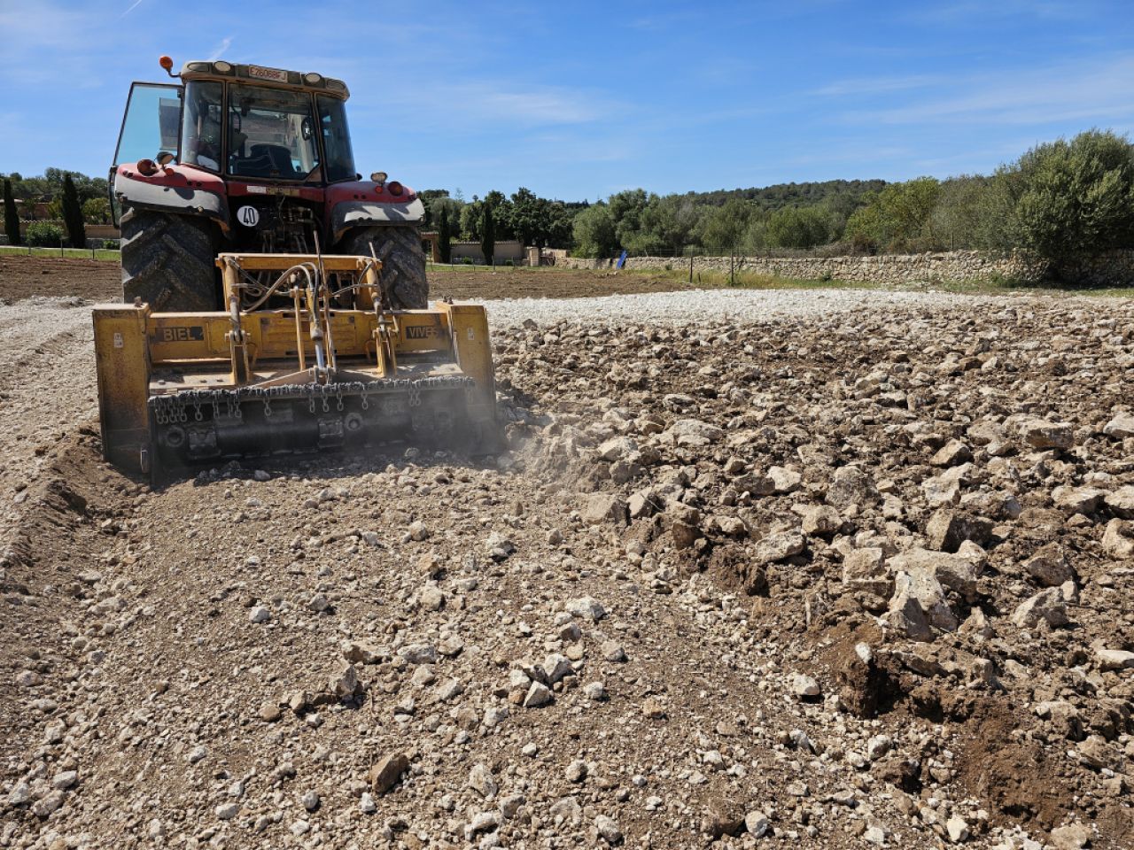 Trituración de piedra, escombro y material de excavación.