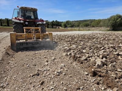 Zerkleinerung von Steinen, Bauschutt und Aushubmaterial.