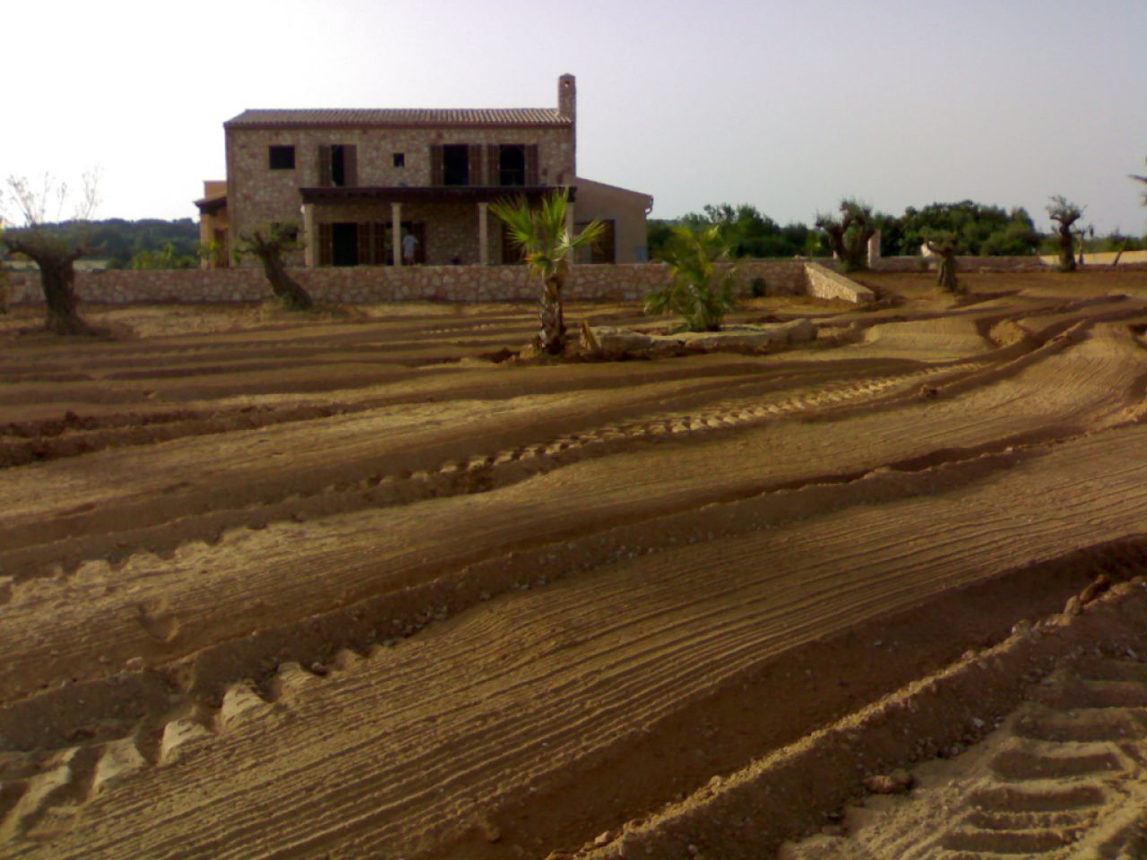 Zerkleinerung von Steinen, Bauschutt und Aushubmaterial.