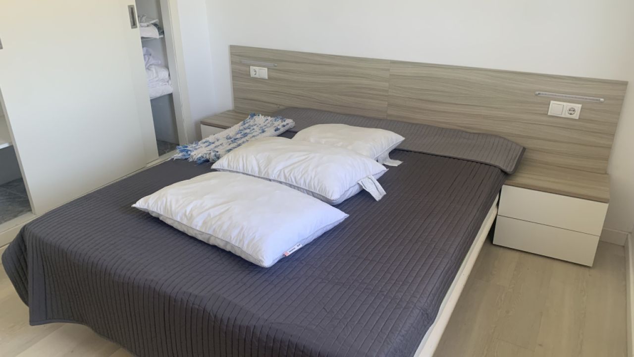 Habitación en alquiler – Cala Mandia (frente al mar)