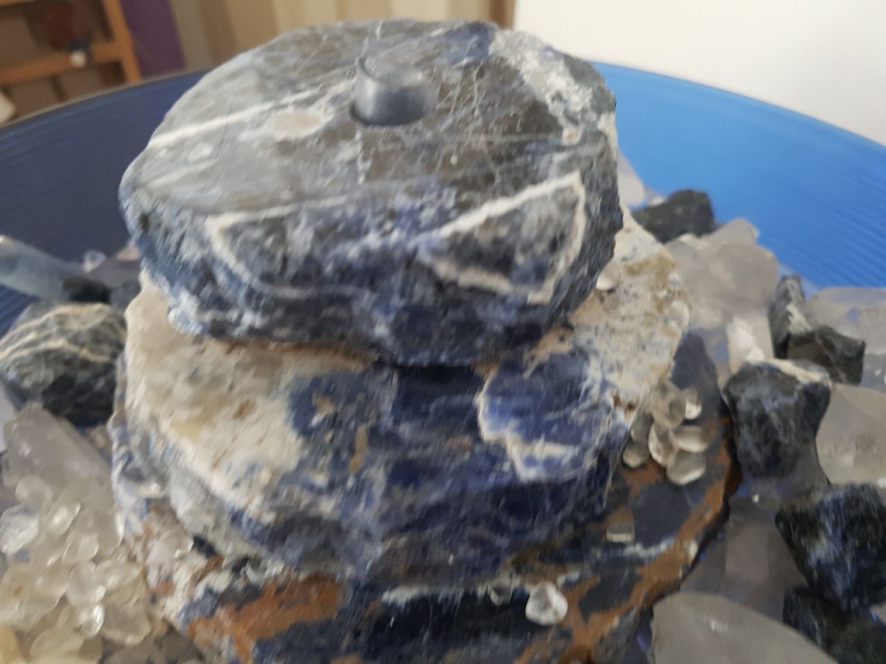 Fuente de interior con sodalita y cuarzo claro