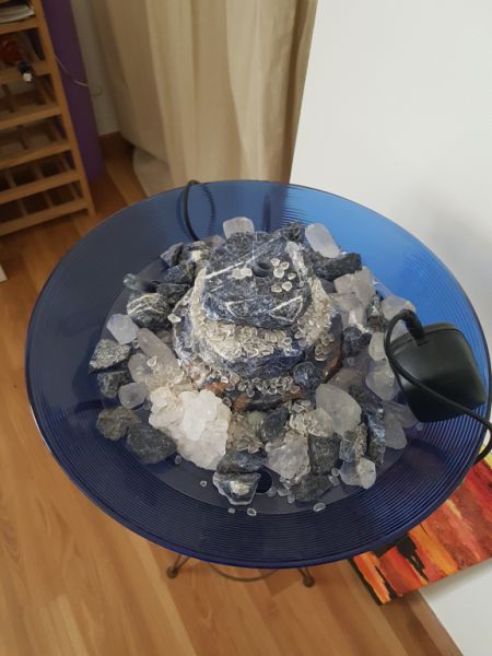 Fuente de interior con sodalita y cuarzo claro