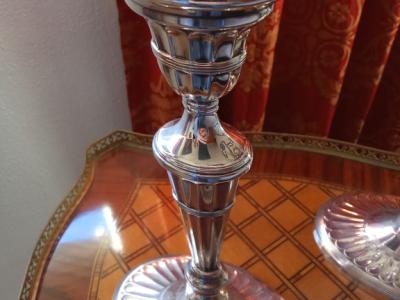 Zwei elegante Kandelaber im englischen Stil - zwei Prunkstücke für Ihre Tafel