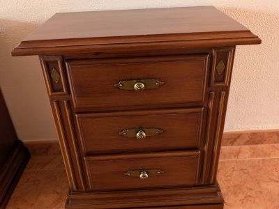 Zwei Nachttische aus Holz