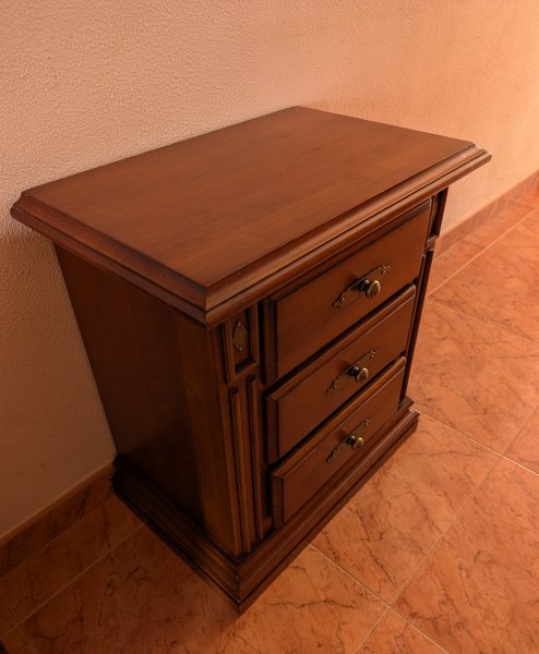 Zwei Nachttische aus Holz