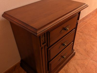 Zwei Nachttische aus Holz