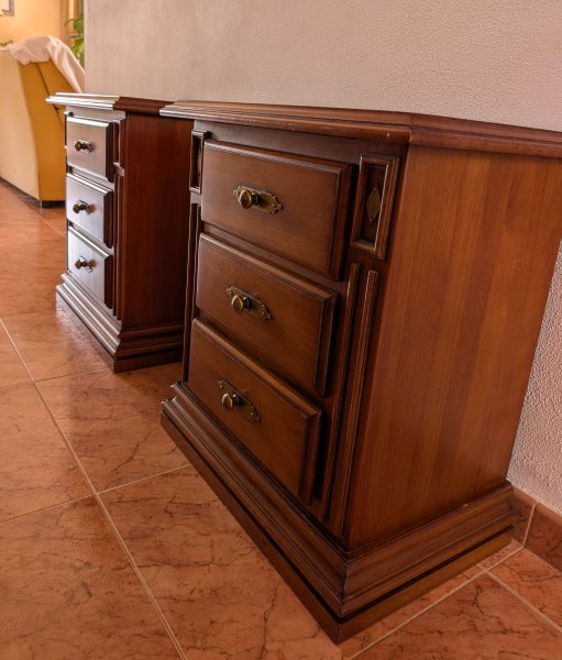 Zwei Nachttische aus Holz
