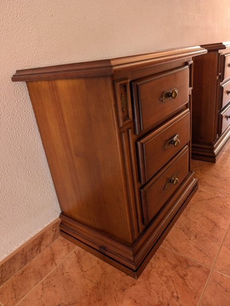 Zwei Nachttische aus Holz