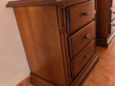 Zwei Nachttische aus Holz