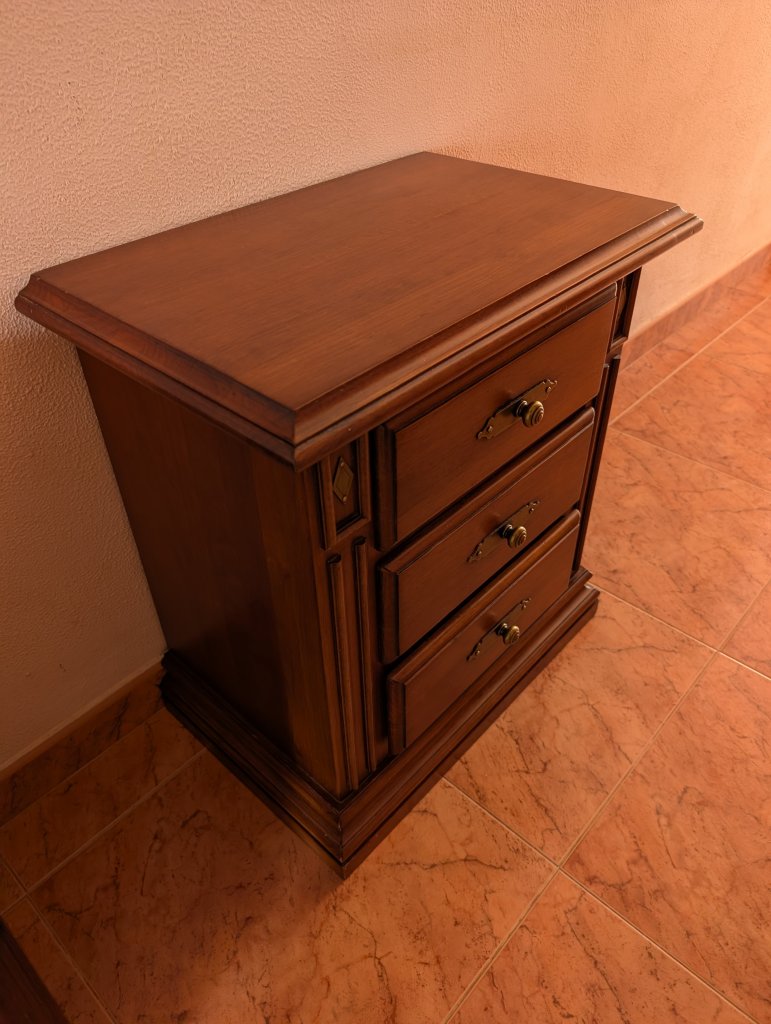 Zwei Nachttische aus Holz
