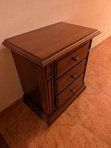 Zwei Nachttische aus Holz