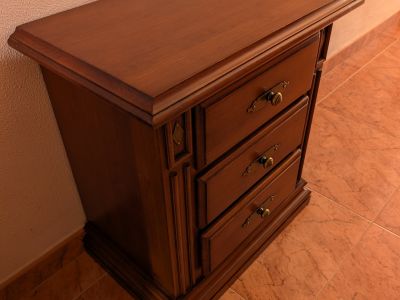 Zwei Nachttische aus Holz