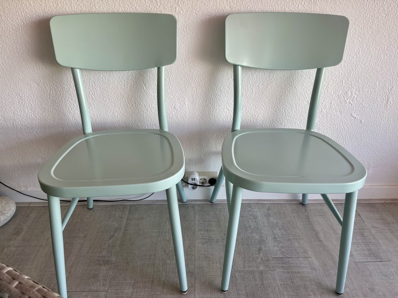 Zwei schöne neue Stühle Metall Mint neuwertig