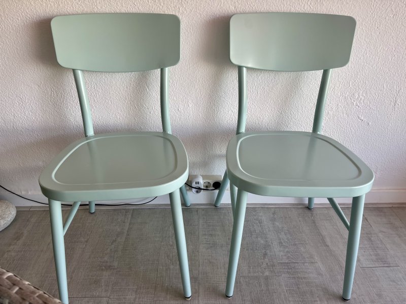 Zwei schöne neue Stühle Metall Mint neuwertig