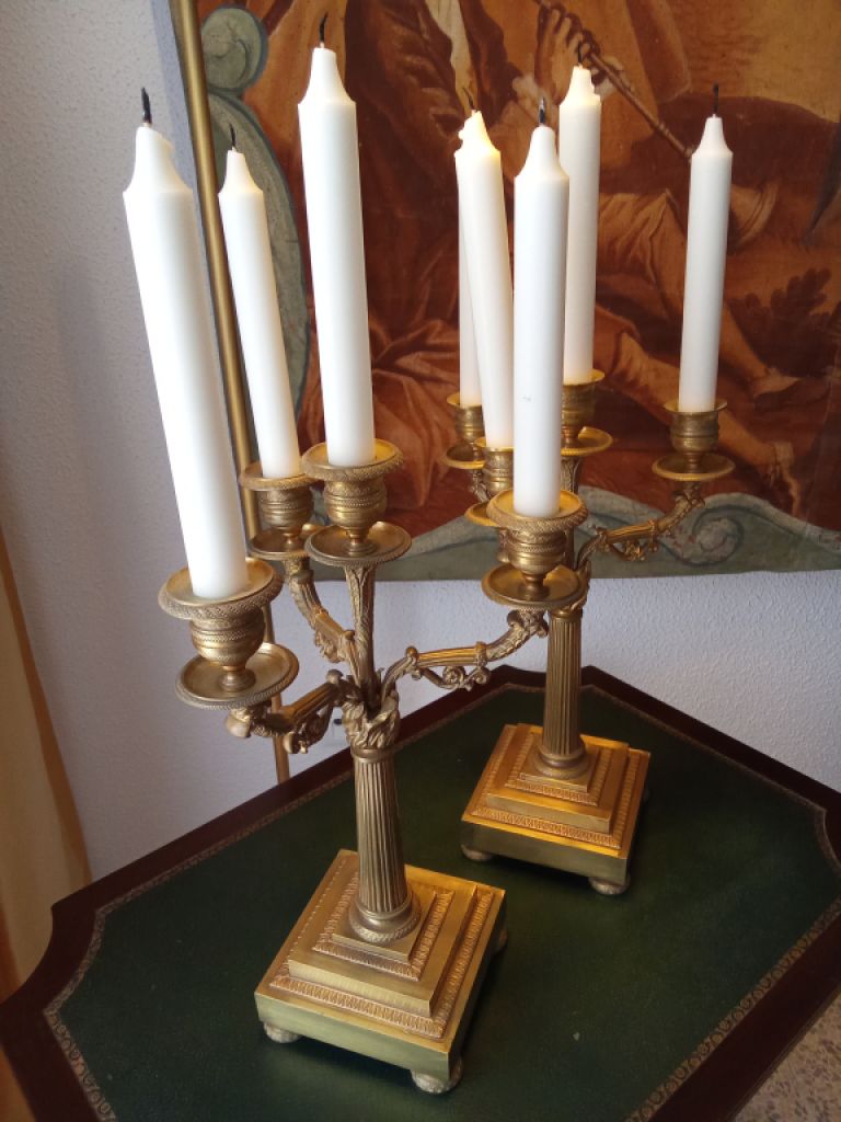 Zwei schwere Feuervergoldete "EMPIRE GIRANDOLEN" um 1820 aus Spanien, aus Adelsbesitz.