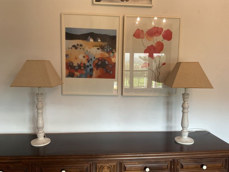 Zwei "shabby chic" Tischlampen mit Lampenschirmen.