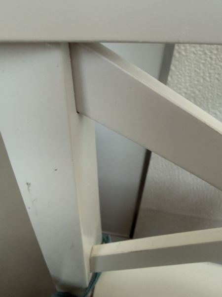 Dos taburetes altos blancos "Rosentrop" de IKEA