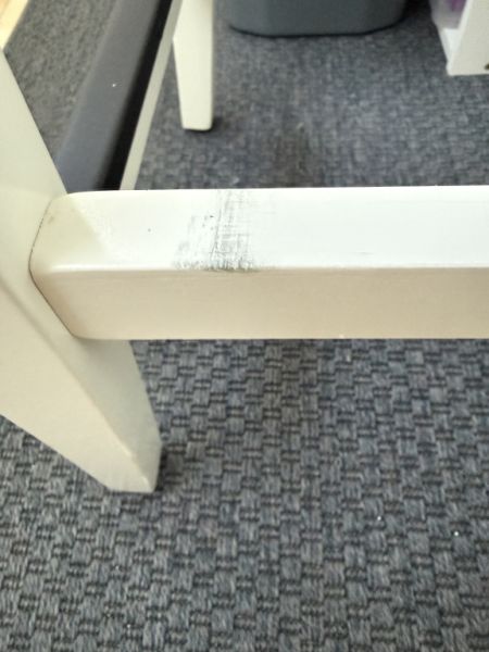 Dos taburetes altos blancos "Rosentrop" de IKEA