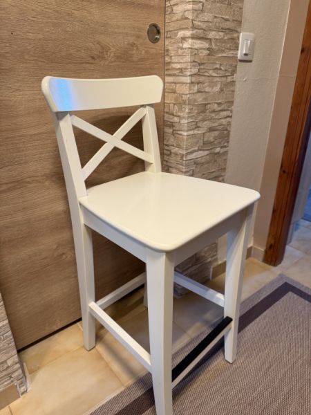 Dos taburetes altos blancos "Rosentrop" de IKEA