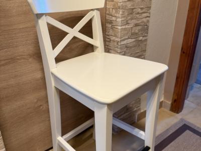 Dos taburetes altos blancos "Rosentrop" de IKEA