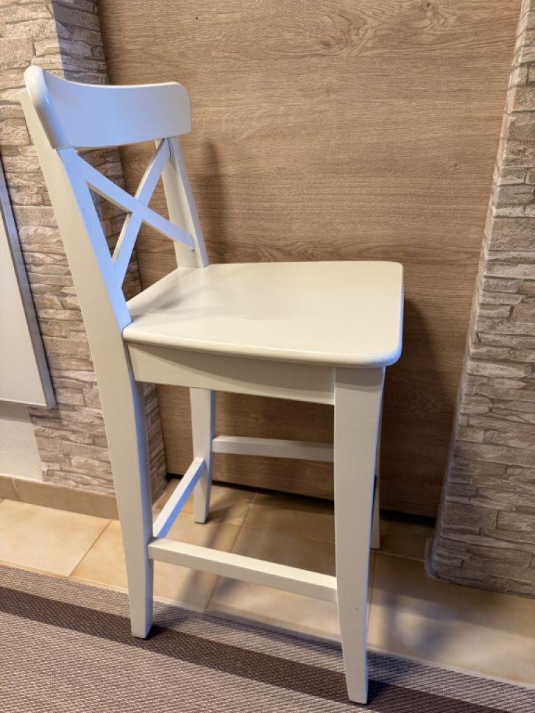 Dos taburetes altos blancos "Rosentrop" de IKEA