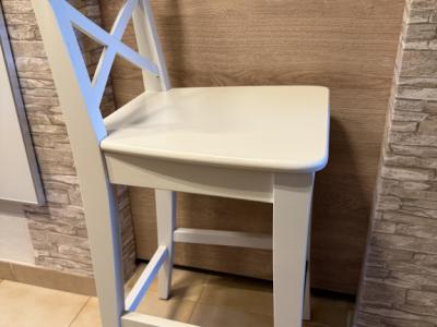 Dos taburetes altos blancos "Rosentrop" de IKEA