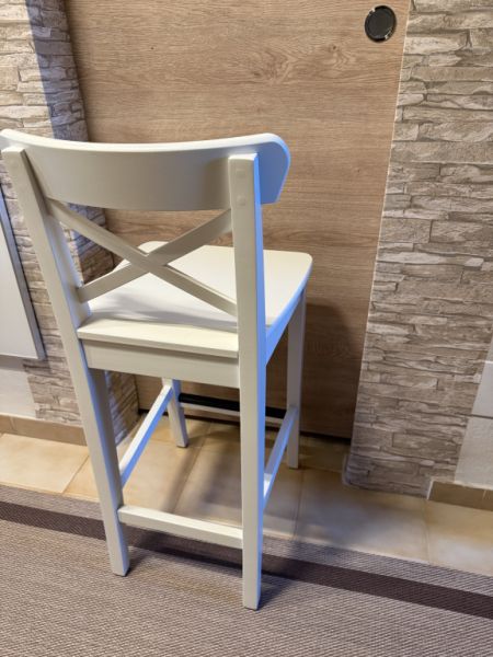 Dos taburetes altos blancos "Rosentrop" de IKEA