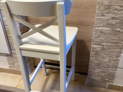 Dos taburetes altos blancos "Rosentrop" de IKEA