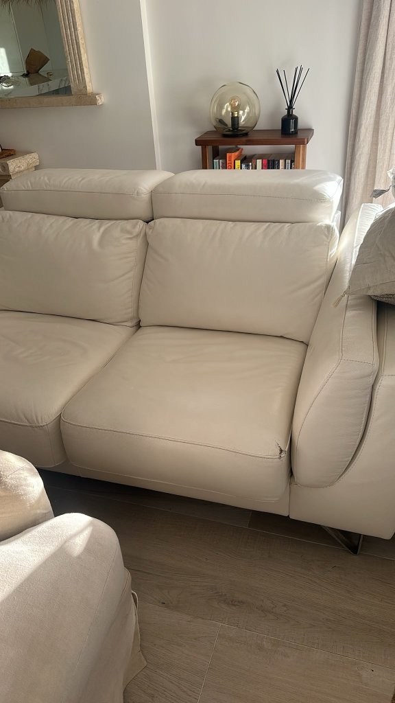 Zwei zusammengehörende Ledersofas