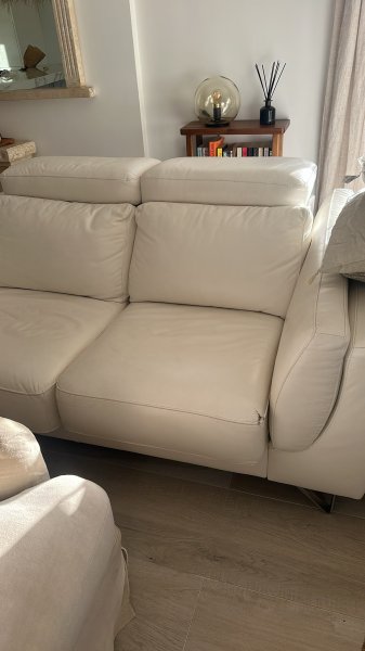 Zwei zusammengehörende Ledersofas