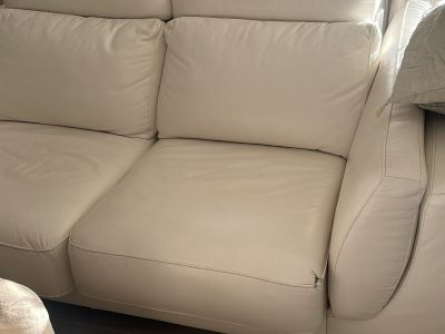 Zwei zusammengehörende Ledersofas