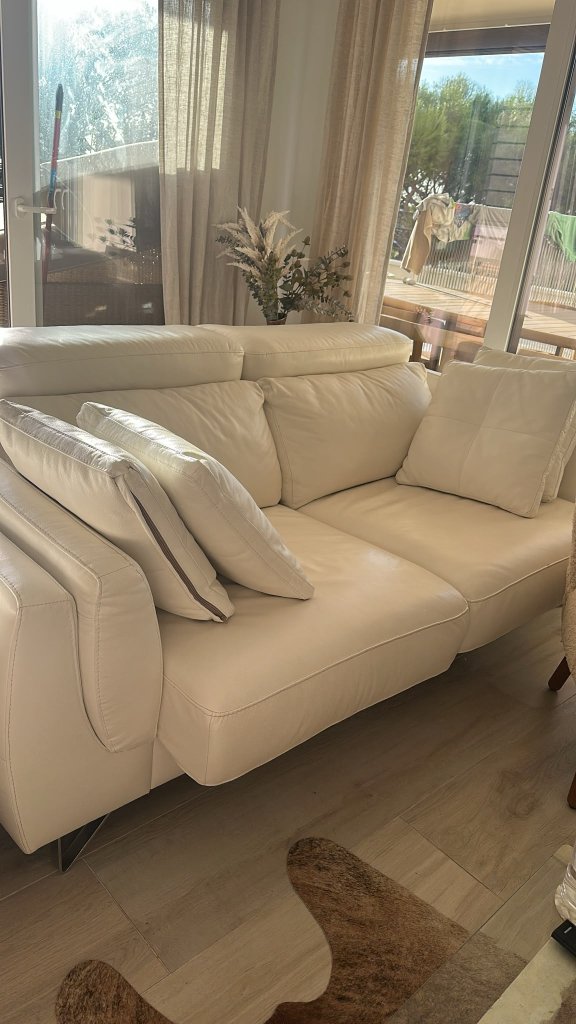 Zwei zusammengehörende Ledersofas