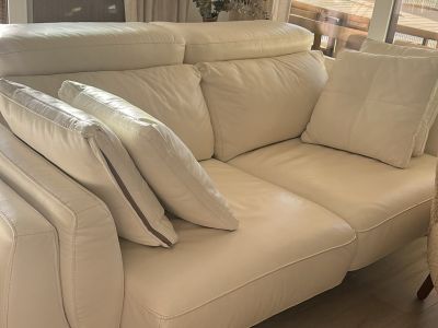 Zwei zusammengehörende Ledersofas