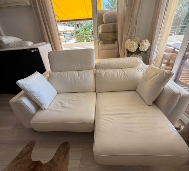 Zwei zusammengehörende Ledersofas