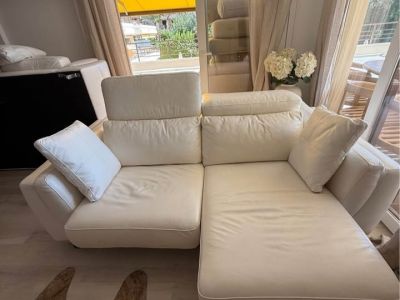 Zwei zusammengehörende Ledersofas