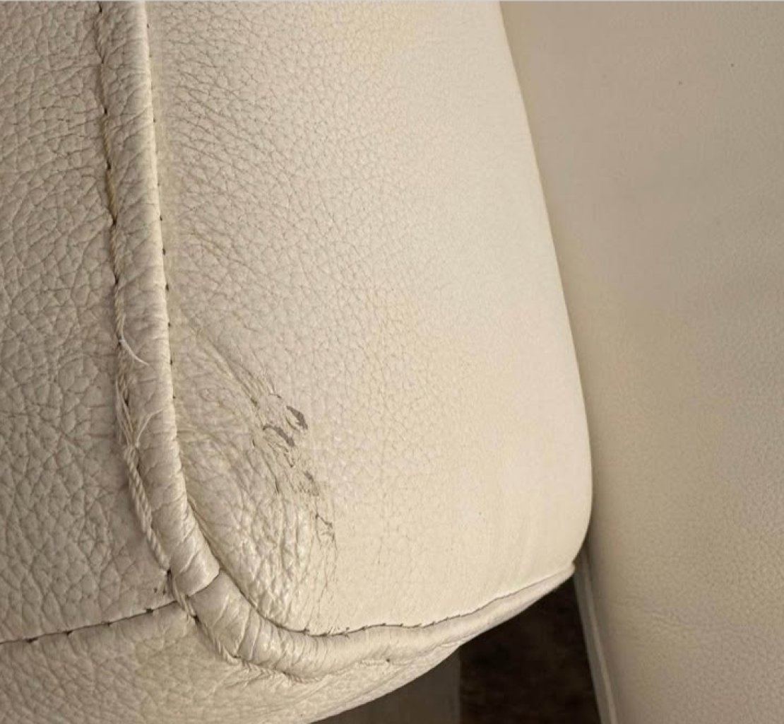 Zwei zusammengehörende Ledersofas