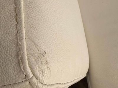 Zwei zusammengehörende Ledersofas
