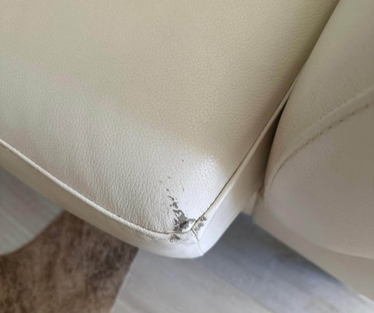 Zwei zusammengehörende Ledersofas