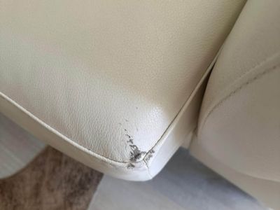 Zwei zusammengehörende Ledersofas